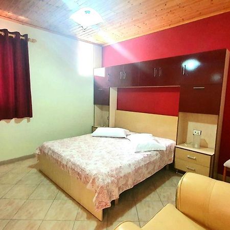 A Cheerful Villa With Free Parking Space ティラナ エクステリア 写真