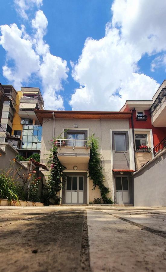 A Cheerful Villa With Free Parking Space ティラナ エクステリア 写真