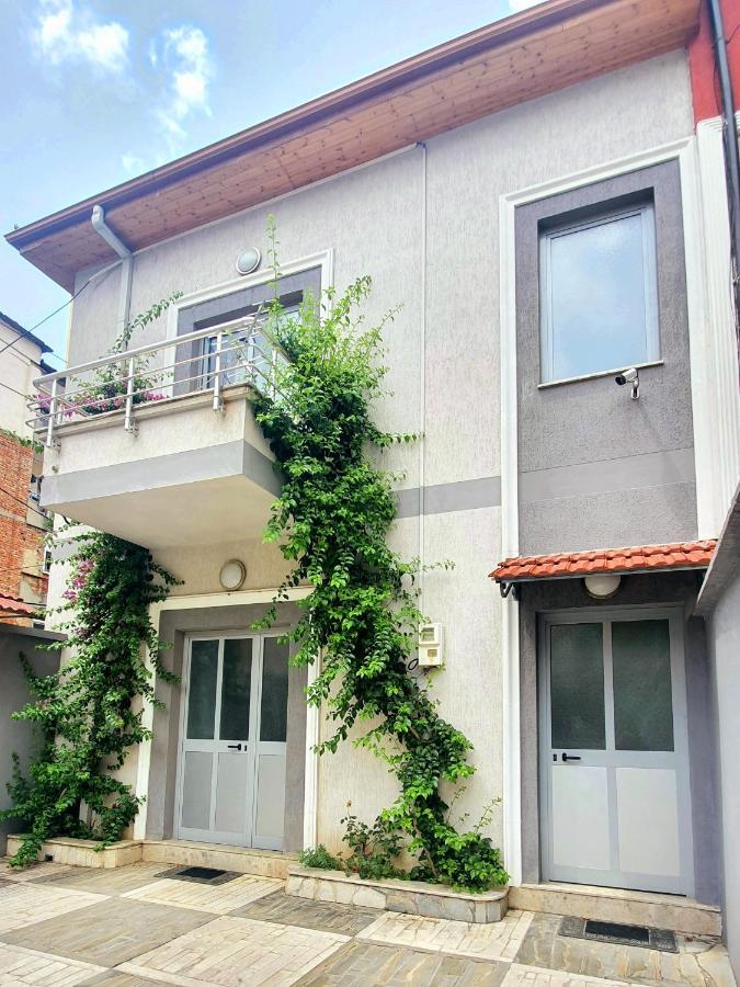 A Cheerful Villa With Free Parking Space ティラナ エクステリア 写真