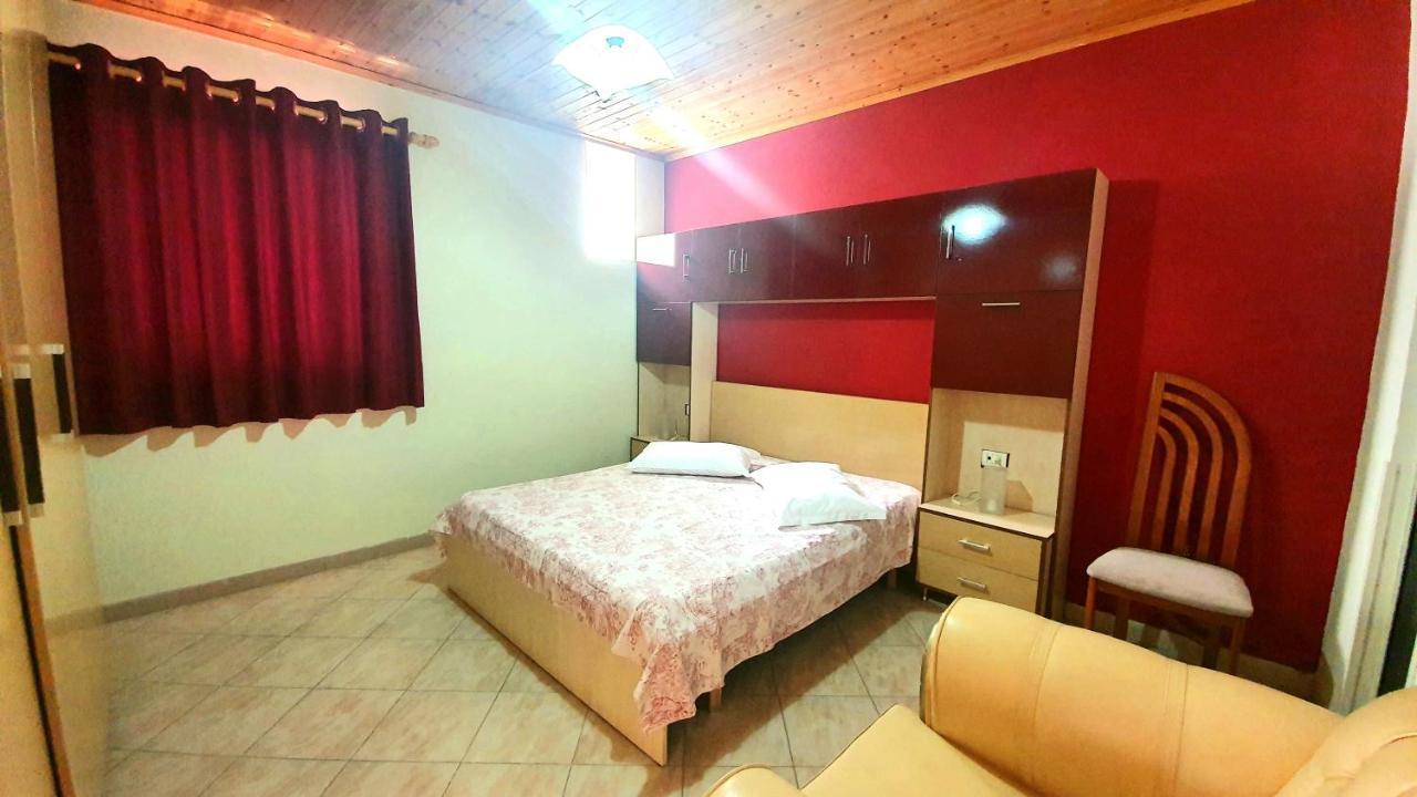 A Cheerful Villa With Free Parking Space ティラナ エクステリア 写真