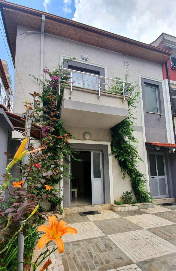 A Cheerful Villa With Free Parking Space ティラナ エクステリア 写真