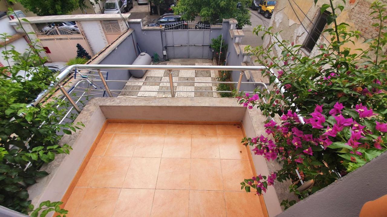 A Cheerful Villa With Free Parking Space ティラナ エクステリア 写真