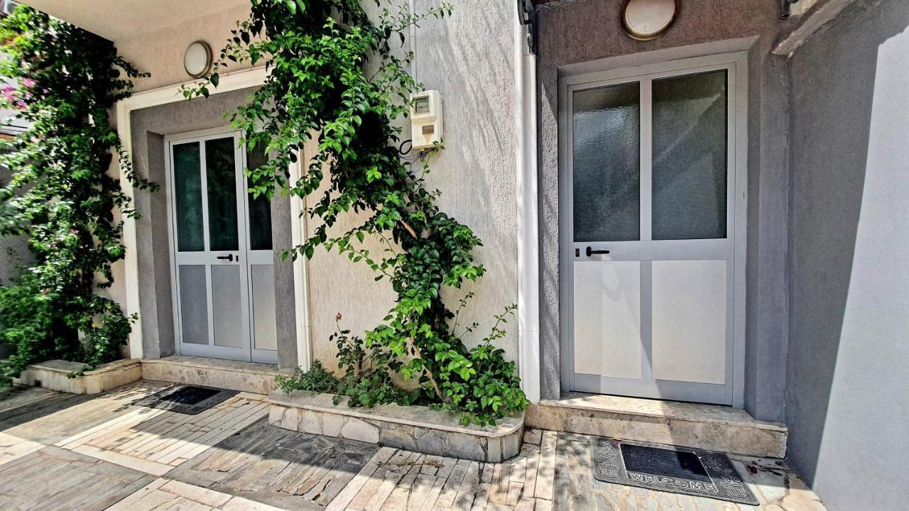 A Cheerful Villa With Free Parking Space ティラナ エクステリア 写真