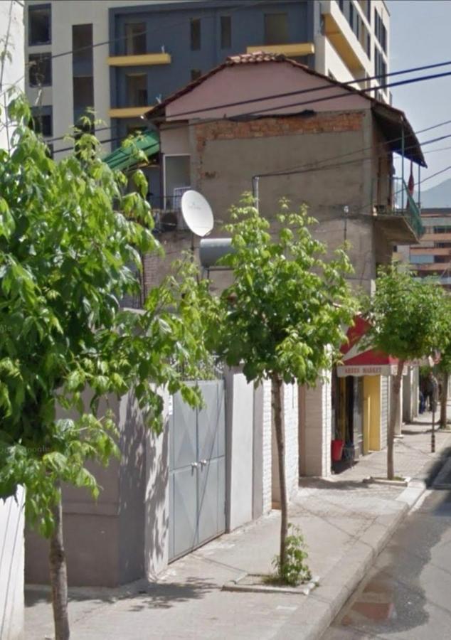A Cheerful Villa With Free Parking Space ティラナ エクステリア 写真